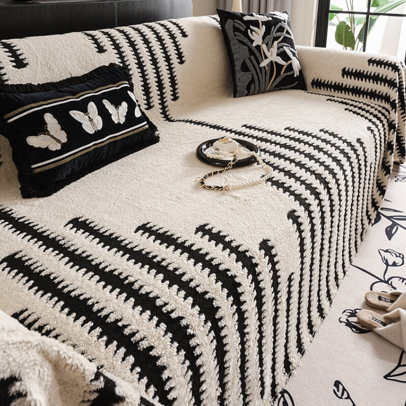 Sofá de felpa acogedora acogedora contra la cubierta de decoración de cobertura completa